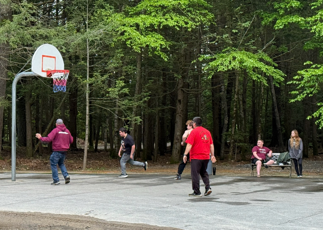 Campers enjoying basketball at Friendly Beaver Campground